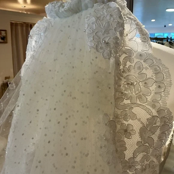 Elegant White Lace Bridal Cathedral Veil - Picture 4 of 5